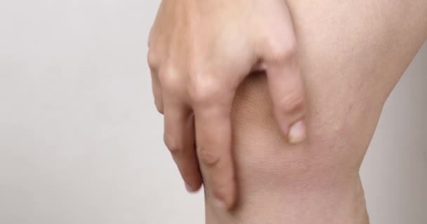 Schmerzen Kniegelenk Hand Massiert Das Knie Nahaufnahme Hochwertiges Filmmaterial — Stockvideo
