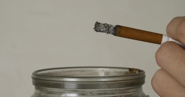 Una Mano Con Una Sigaretta Scarica Cenere Barattolo Posacenere Filmati — Video Stock