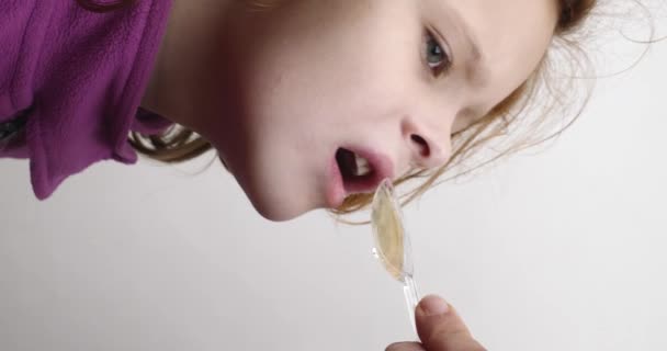 Kleines Mädchen Trinkt Hustensaft Aus Einem Löffel Mutter Behandelt Das — Stockvideo