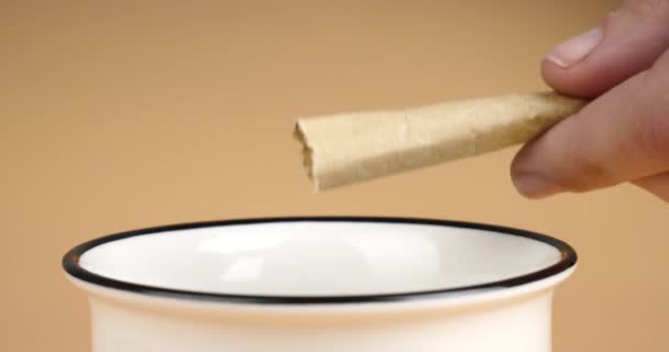 Toarnă Băț Zahăr Într Ceașcă Băutură Apropiată Imagini Înaltă Calitate — Videoclip de stoc