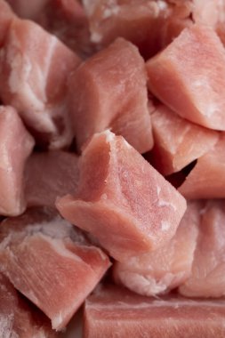 Dilimlenmiş taze domuz eti, barbekü için çiğ et parçaları..