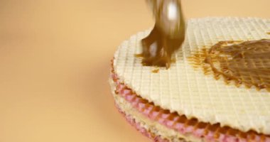 Yoğunlaştırılmış sütle waffle keki, ev yapımı tatlı. Yüksek kalite 4k görüntü