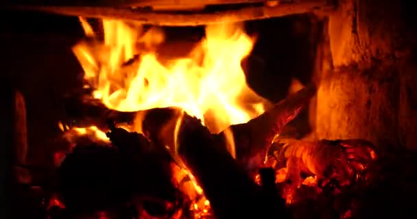 Arderea Lemnului Într Cuptor Piatră Casă Încălzirea Casei Iarnă Imagini — Videoclip de stoc