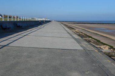 Prestatyn, İngiltere. 27 Aralık 2022. Güneşli bir ilkbahar gününde Barkby Sahili 'ndeki gezinti alanı..