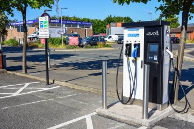 Prestatyn, İngiltere. 27 Mart 2022 Kings Bulvarı otoparkına elektrikli taşıt şarj istasyonları kuruldu..
