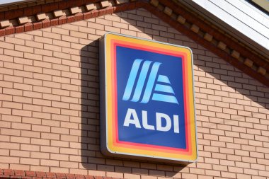 Prestatyn, İngiltere. 22 Haziran 2022. Prestatyn 'deki bir Aldi süpermarketinin şirket logosu.