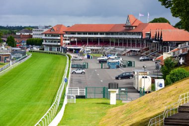 Chester, UK: 3 Temmuz 2022: Chester yarış pisti dünyanın en eski yarış yeridir. 1539 'da kuruldu..