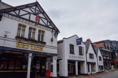 Chester, UK: 3 Temmuz 2022: Roma Duvarlarına yakın Northgate Caddesi 'nin genel manzarası. Bağımsız dükkanları, restoranları ve işletmeleri olan popüler bir bölgedir..