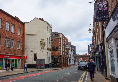 Chester, UK: 3 Temmuz 2022: Roma Duvarlarına yakın Northgate Caddesi 'nin genel manzarası. Bağımsız dükkanları, restoranları ve işletmeleri olan popüler bir bölgedir..