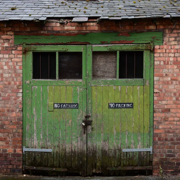 Rustic Wooden Doors Red Brick Garage — Fotografia de Stock