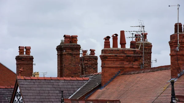 Clay Chimney Pots Top Red Brick Chimney Stack Residential House Rechtenvrije Stockafbeeldingen