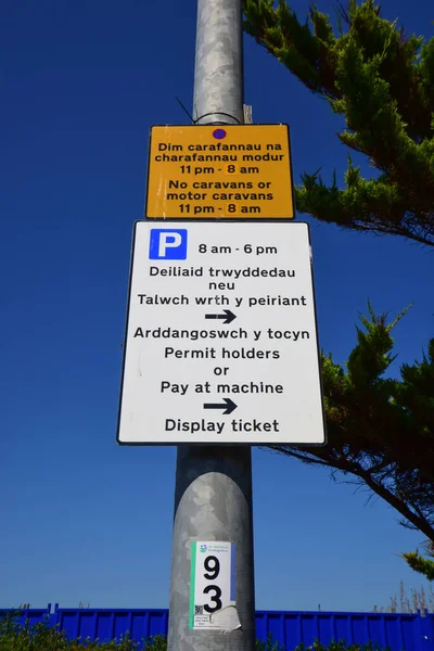 Rhyl Aug 2022 Bilingual Signage Parking Instructions Bilingual Sign Explains — Stockfoto