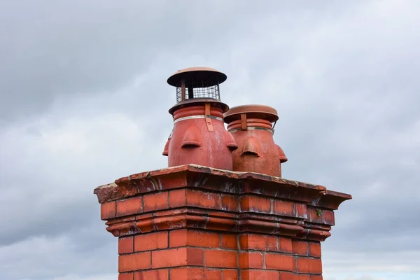 Clay Chimney Pots Top Red Brick Chimney Stack Residential House — Stock Photo, Image