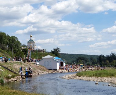 Tepedeki tapınağa.