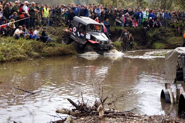 SUV překonávat vodní překážky. — Stock fotografie