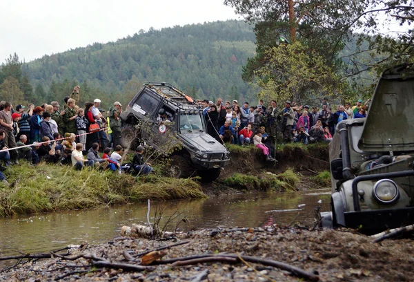 SUV surmonter les obstacles de l'eau . — Photo