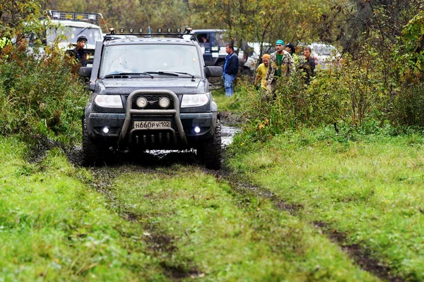 SUV overwinnen water obstakels. — Stockfoto