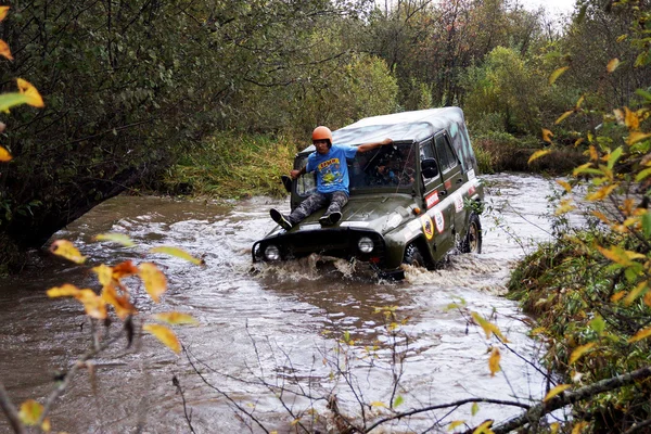 SUV superar obstáculos à água . — Fotografia de Stock