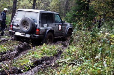 SUV çamur engellerin üstesinden gelir..