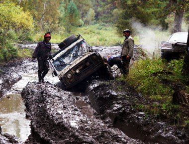 SUV çamur engellerin üstesinden gelir..