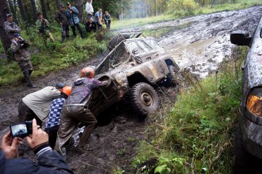 SUV çamur engellerin üstesinden gelir..