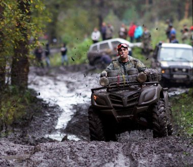 SUV çamur engellerin üstesinden gelir..