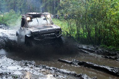 SUV çamur engellerin üstesinden gelir..
