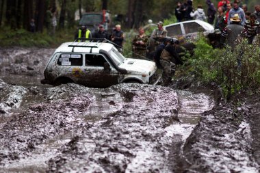 SUV çamur engellerin üstesinden gelir..