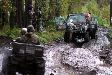 SUV çamur engellerin üstesinden gelir..