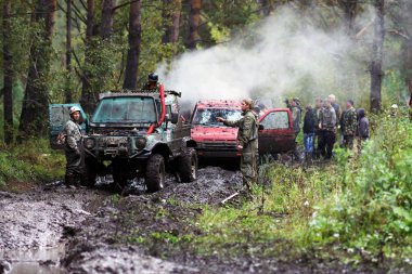 SUV çamur engellerin üstesinden gelir..