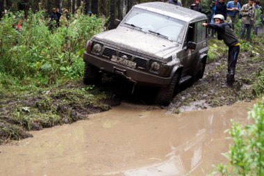 SUV çamur engellerin üstesinden gelir..