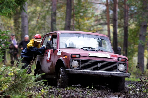 SUV překonává překážky bláto. — Stock fotografie