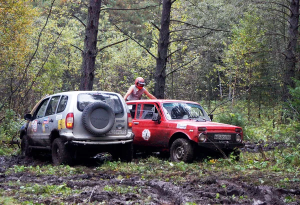 SUV surmonte les obstacles de boue . — Photo