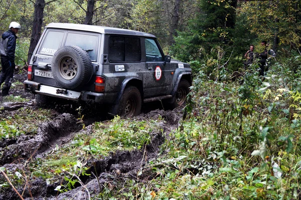 SUV surmonte les obstacles de boue . — Photo