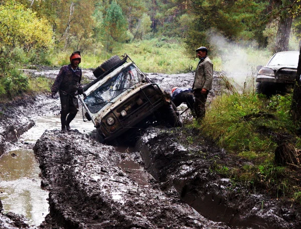 SUV surmonte les obstacles de boue . — Photo