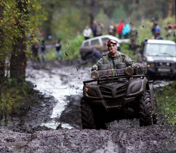 SUV překonává překážky bláto. — Stock fotografie