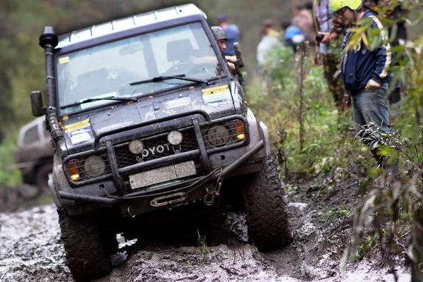 SUV surmonte les obstacles de boue . — Photo