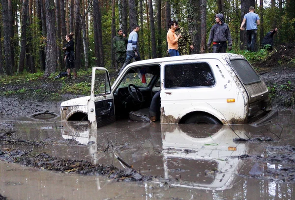 SUV supera obstáculos de lama . — Fotografia de Stock