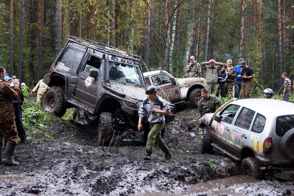 SUV pokonuje przeszkody w błoto. — Zdjęcie stockowe