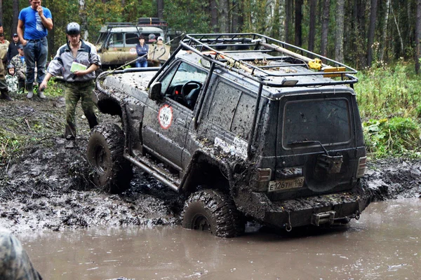 SUV překonává překážky bláto. — Stock fotografie