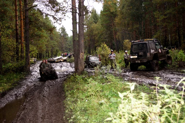 SUV pokonuje przeszkody w błoto. — Zdjęcie stockowe