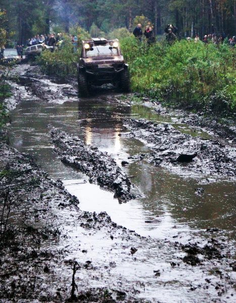 SUV övervinner lera hinder. — Stockfoto