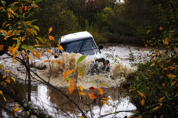 SUV i floden — Stockfoto