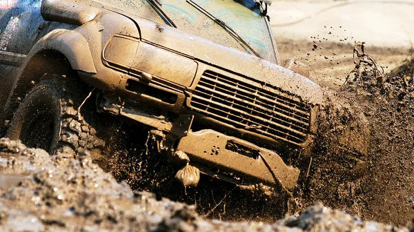 Conducción extrema de un SUV . —  Fotos de Stock