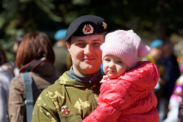 Żołnierz z dzieckiem. — Zdjęcie stockowe