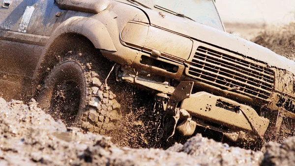 Extremes Fahren eines Geländewagens. — Stockfoto