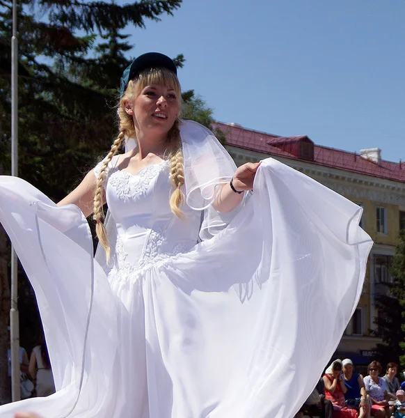 O desfile de noivas — Fotografia de Stock