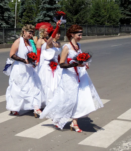O desfile de noivas — Fotografia de Stock