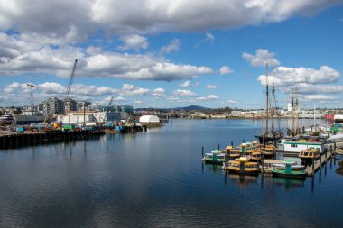 Victoria, British Columbia / Canada - 13 Mart 2021: Salgın nedeniyle sakin limanda su taksileri boş duruyor