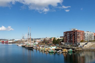 Victoria, British Columbia / Canada - 13 Mart 2021: Limanda su taksileri boş duruyor